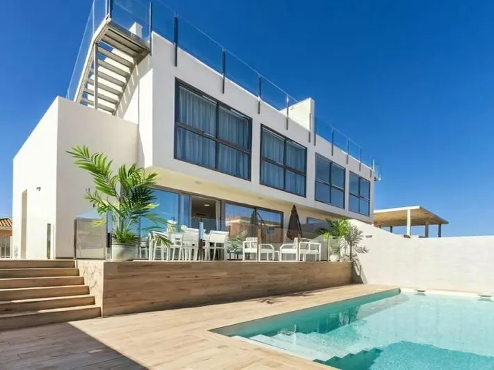 Chalet para 4 personas, con vistas al lago y terraza además de vistas y piscina - 1