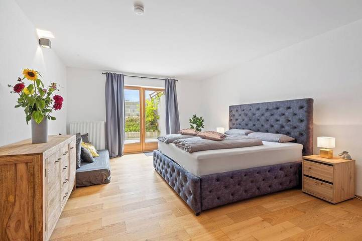 Ganze Wohnung, Große Ferienwohnung mit Bergblick und Terrasse nahe der Autobahn und dem Simssee in Rohrdorf, Chiemgauer Alpen