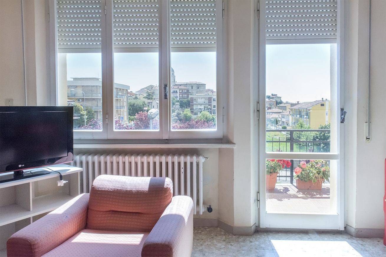 Entire apartment, S312 - Sirolo, large three-room apartment 100 meters from the centre in Sirolo, Riviera del Conero