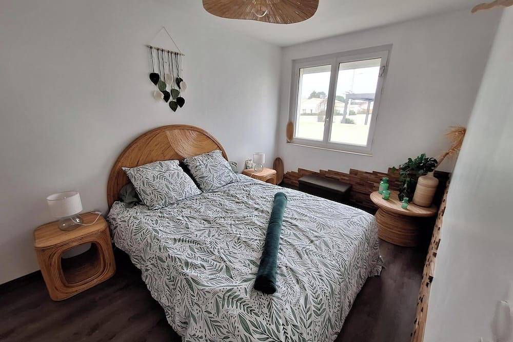 Very Well Located In A Quiet Area in Marennes, Côte de Beauté