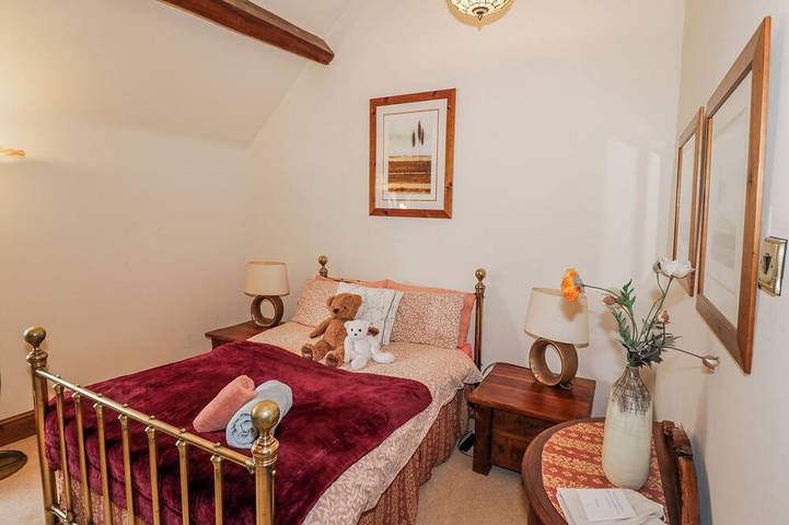The Haybarn, pet friendly, character holiday cottage in Lichfield in Staffordshire