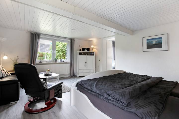 Ganze Wohnung, 'Nordsee-Ferienwohnung Halligland' mit  eigener Terrasse, Gartenblick, Wlan und Wallbox in Bredstedt, Nordfriesland