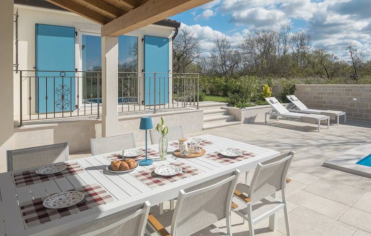 Villa für 6 Personen, mit Garten und Pool in Kaštel (Plovanija)