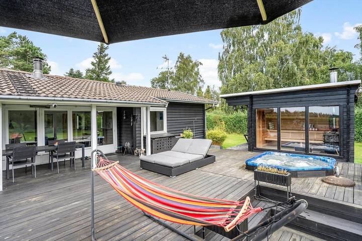 Ferieudlejning for 4 personer, med jacuzzi og terrasse samt sauna i Præstø