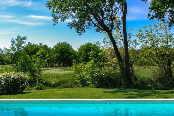 Gîte pour 4 personnes, avec bassin pour enfant et jardin ainsi que piscine et vue, adapté aux familles à Colonzelle - 4