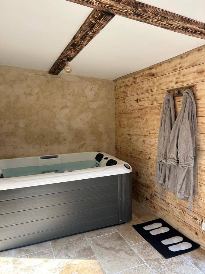 Gîte pour 2 personnes, avec jacuzzi et terrasse dans Cernay-lès-Reims