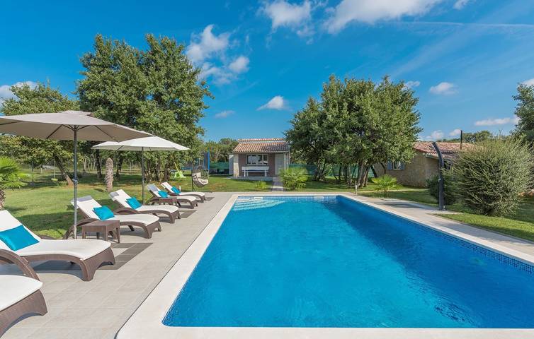 Ferienhaus für 8 Personen, mit Balkon/Terrasse und Garten sowie Pool in Bale