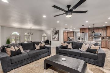 Vacation House for 10 Guests in Phoenix, Arizona, Picture 3