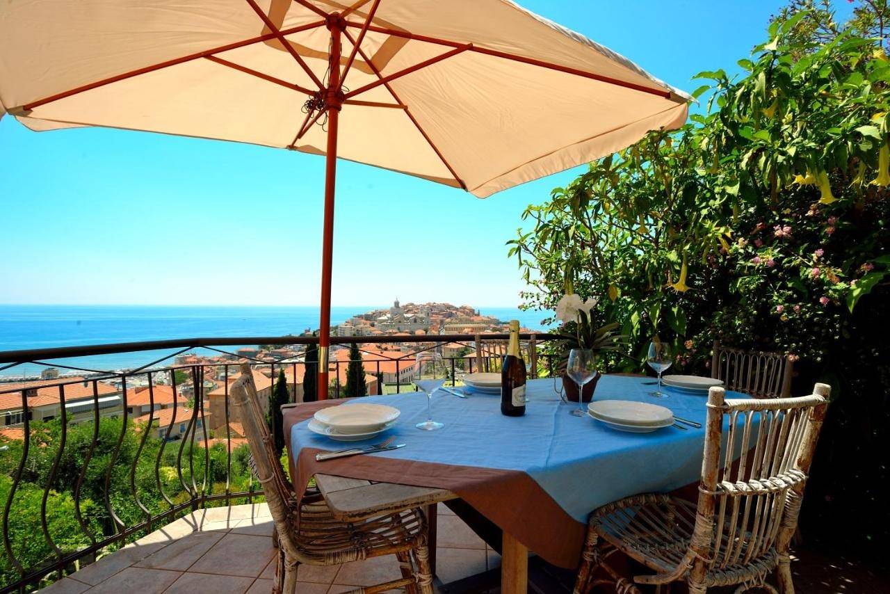 Casa vista mare con wifi, Ac nelle 4 camere da letto e parcheggio privato in Porto Maurizio, Imperia