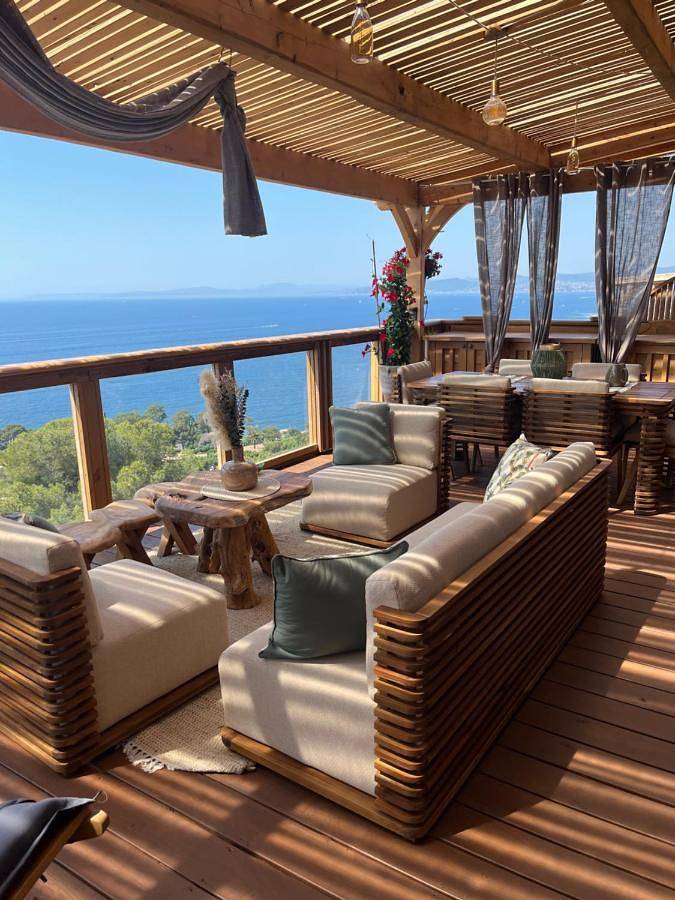 Camping pour 4 personnes, avec piscine ainsi que balcon et vue