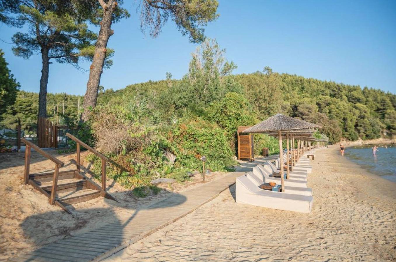 Beachfront Villa Thaliora, Divine Sea Views, Private Infinity Pool, Spacious Furnished Terrace, Skiathos in Islas Espóradas