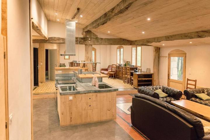 Location de vacances pour 19 personnes, avec vue ainsi que jardin et piscine à L'Isle-Bouzon - 3