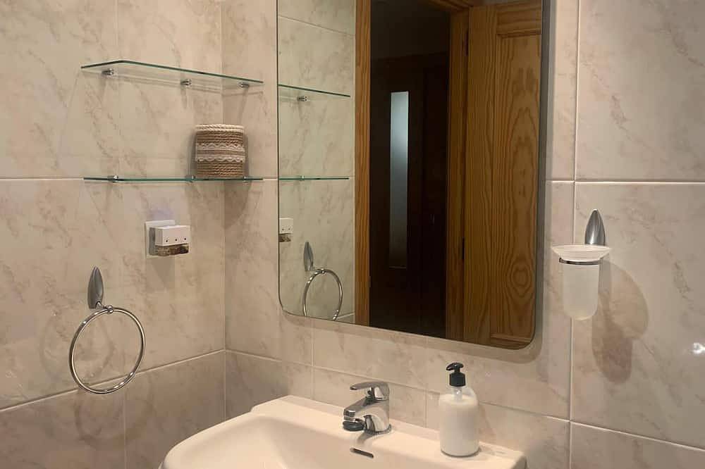 Entire apartment, Modern Apartment with Terrace and Pool in Jaca in Jaca, Spanish Pyrenees