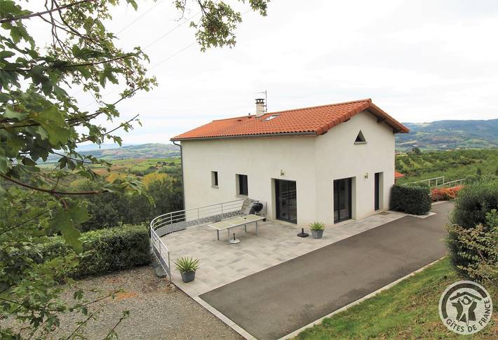 Gîte pour 10 personnes, avec terrasse dans Bibost