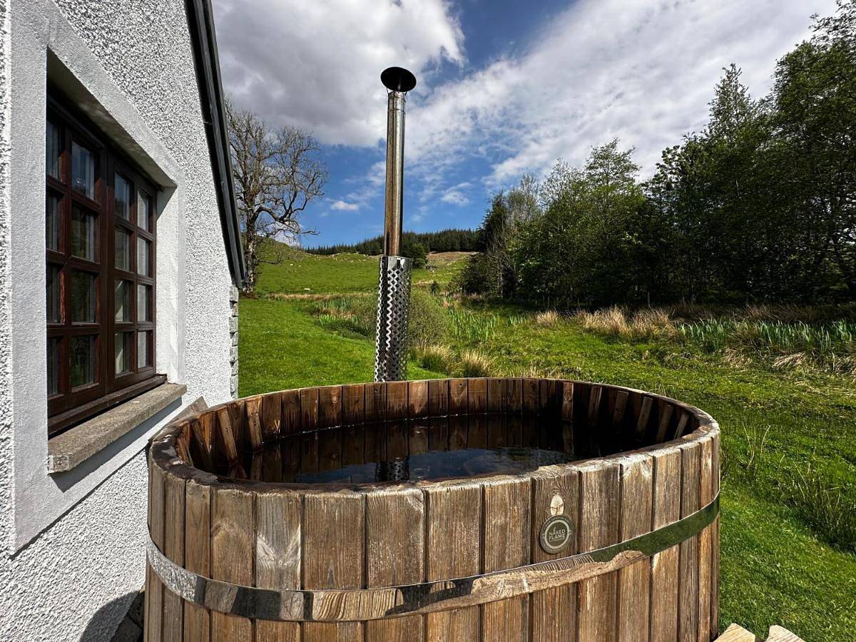 Ballimore Farm Cottage with wood-fired Hot Tub in Argyll & Bute