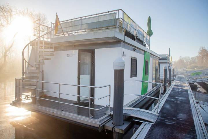 Ferienhaus für 4 Personen, mit Terrasse und Sauna sowie Seeblick