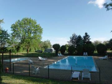 Parc de vacances pour 5 personnes, avec piscine et sauna ainsi que bassin pour enfant et terrasse à Saints-Geosmes