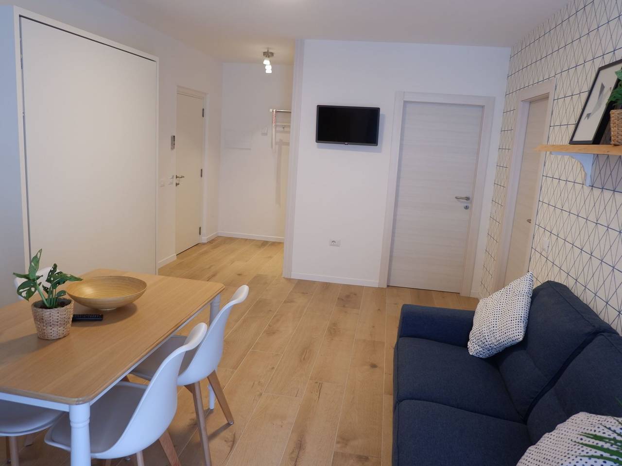 Appartamento intero, Accogliente appartamento con balcone, parcheggio e connessione Internet vicino alla spiaggia e ai ristoranti in Torbole, Nago-Torbole