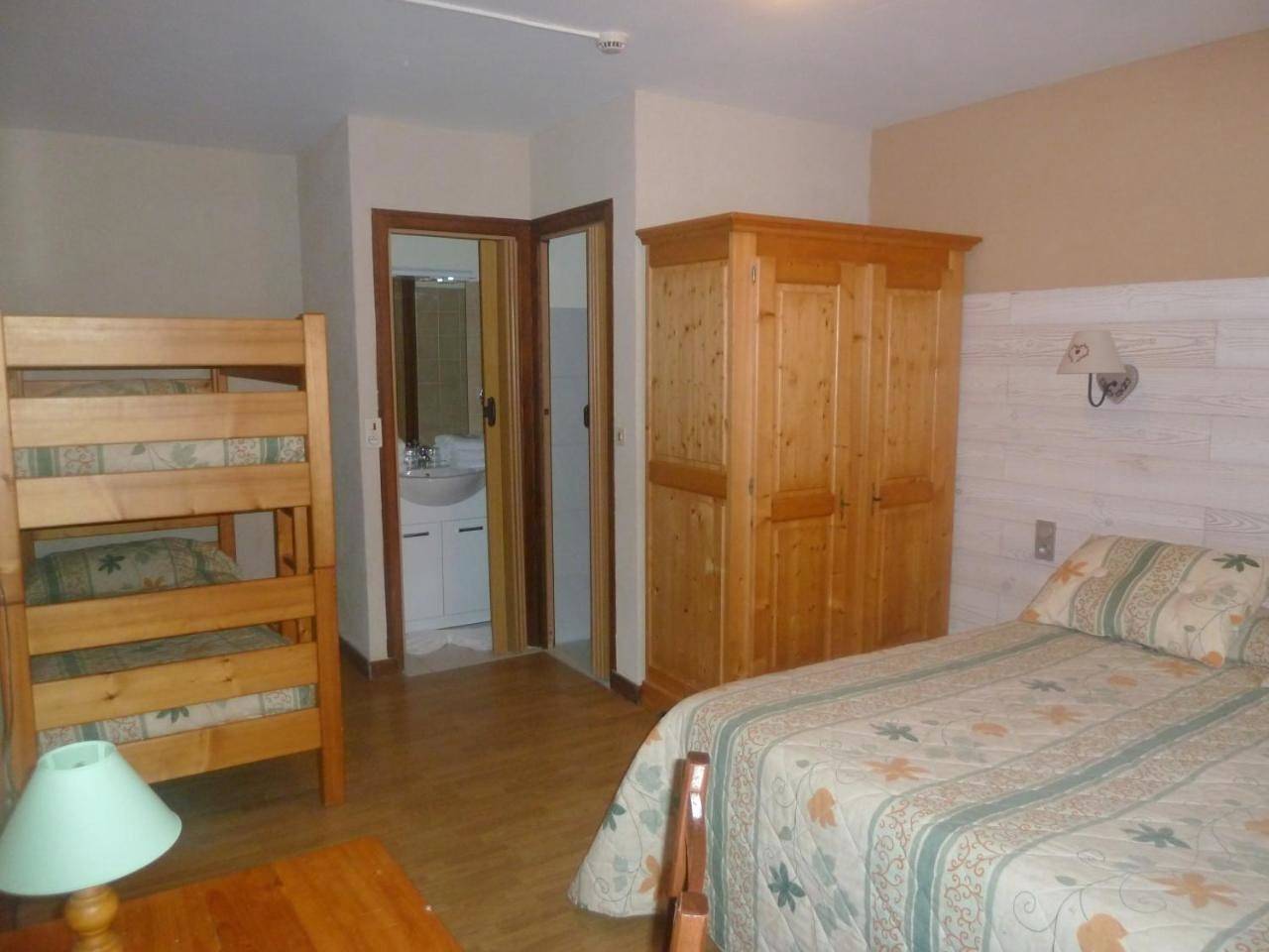 Family Room with Shared Bathroom (5 Personnes) in Longcochon, Jura Francais