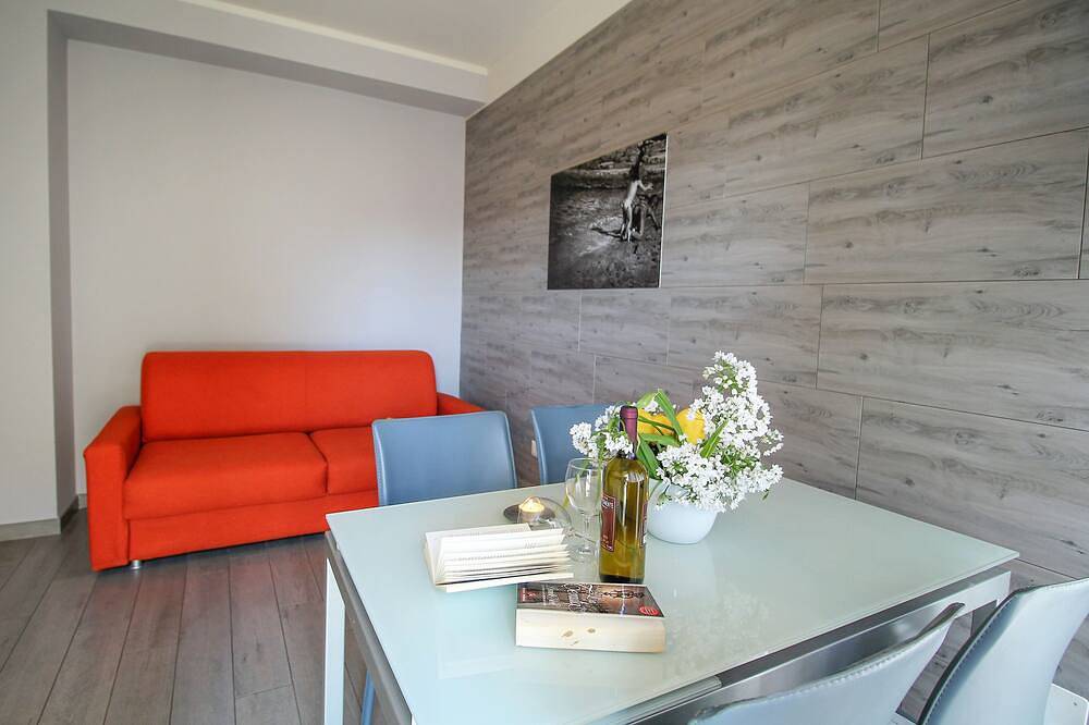 Entire apartment, Il Limone - 1 - Residence Felice - 14 accommodations 300 meters from the ma in Celle Ligure, Riviera di Ponente