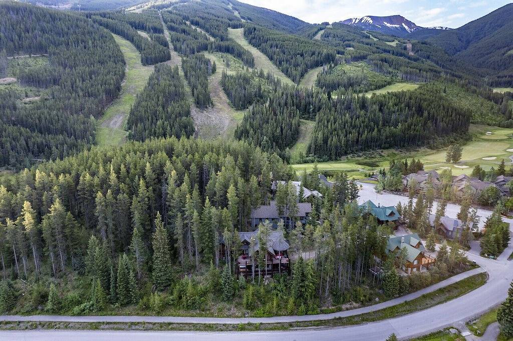 3,500 Sq Luxury Log Chalet | Hot Tub | Ski In/Ski Out | Overlooking Greywolf Gc in Panorama