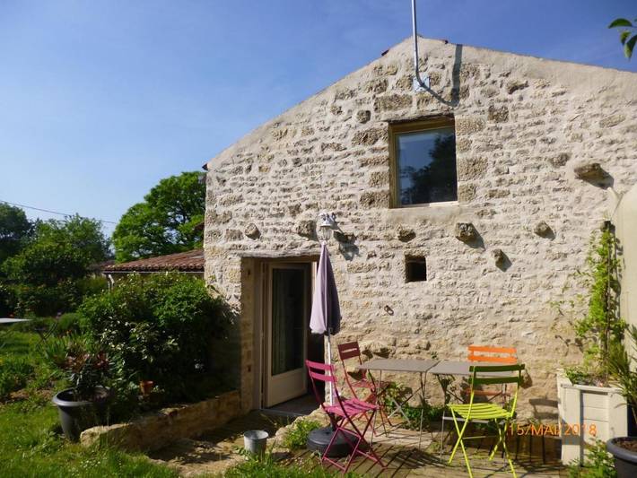 Maison de campagne pour 4 personnes, avec jardin et vue, animaux acceptés à Coulonges-sur-l'Autize
