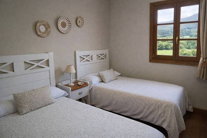 Casa Rural Galain Valle de Ultzama-Navarra con gran jardín, barbacoa y chimenea in Ulzama, Pirineos