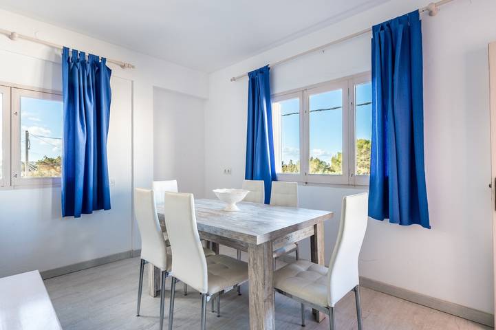 Apartamento entero, Apartamento 'Apartamento Los Hermanos' con Wi-Fi y aire acondicionado in Es Pujols, Formentera