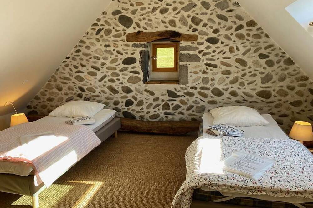 Superb contemporary gîte at the foot of the mountains, fireplace, wifi, barbecue in Issor, Béarn