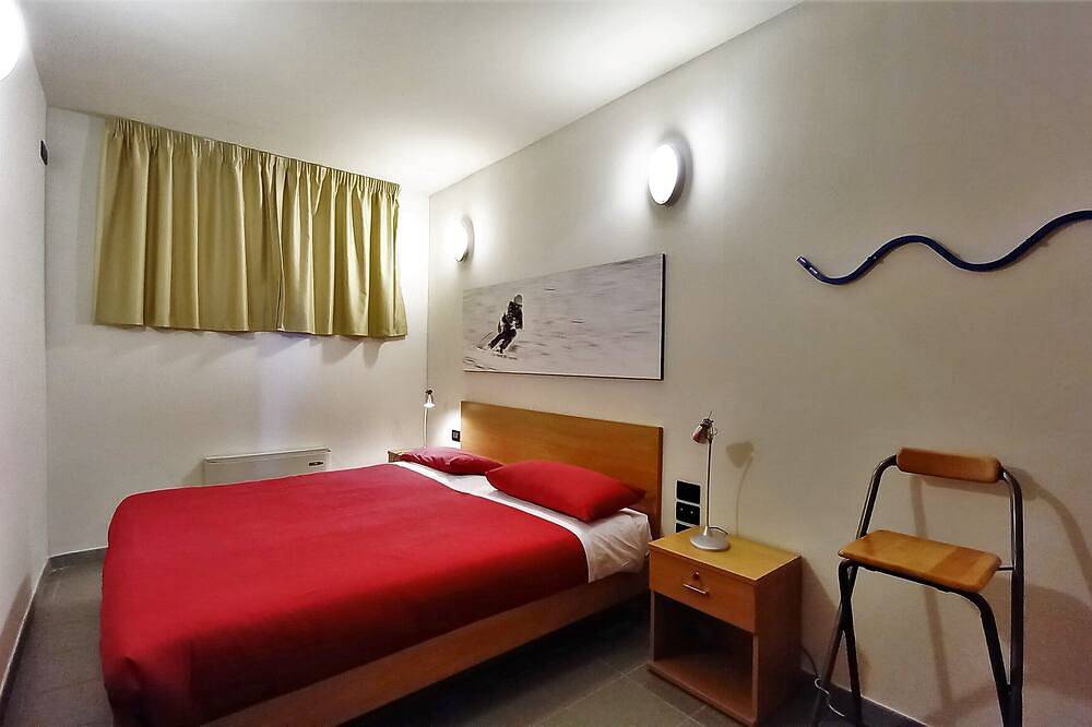 Apartment in the Olympic village near the center 100 meters from the lifts in Sestriere, Via Lattea