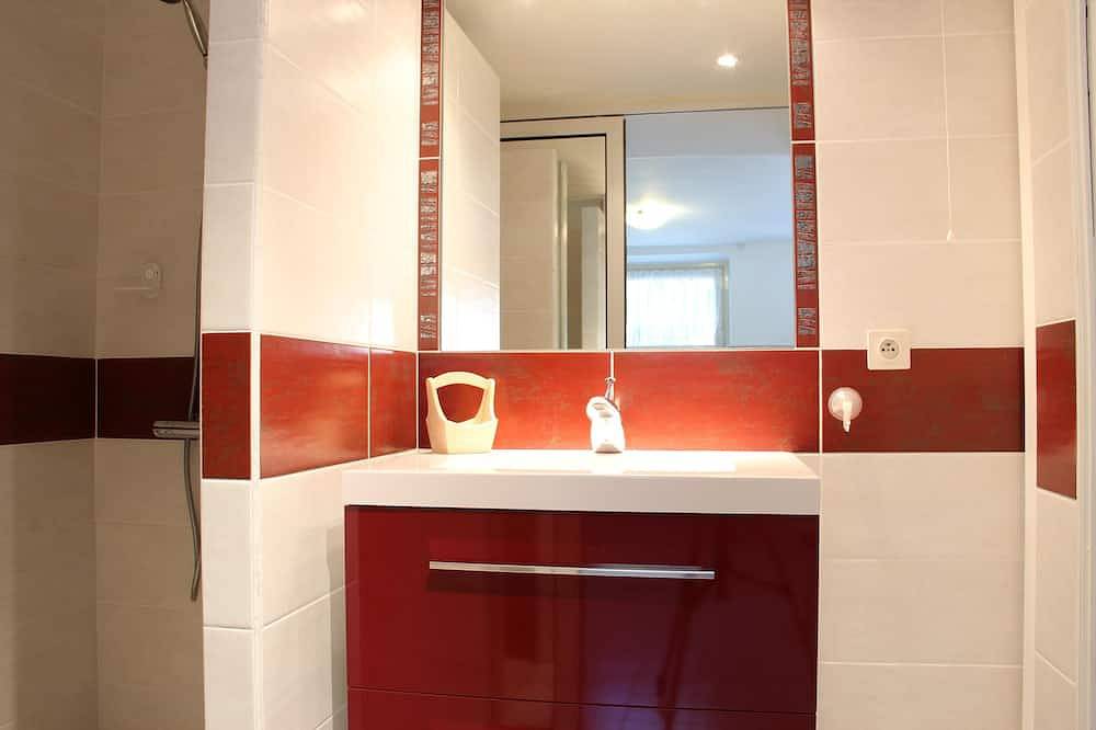 Casa de carácter en Robion 35 m² para 2 a 3 personas con piscina compartida in Robion, Parque natural regional del Luberon