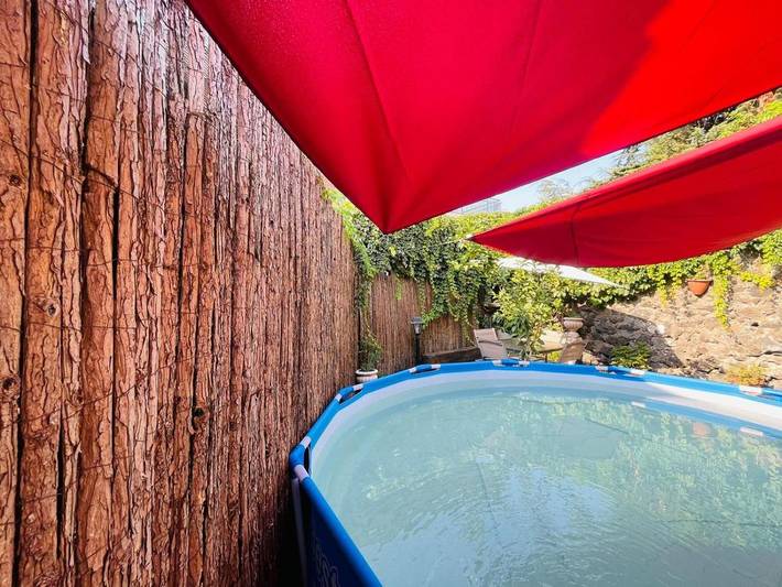 Casa vacanza per 4 persone, con panorama e piscina nonché terrazza, con animali domestici in Nicolosi