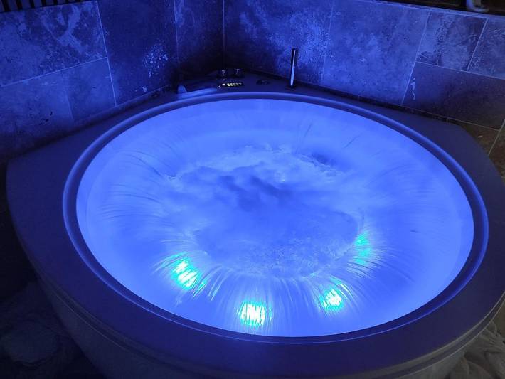 Location de vacances pour 2 personnes, avec sauna ainsi que terrasse et vue à Maucomble