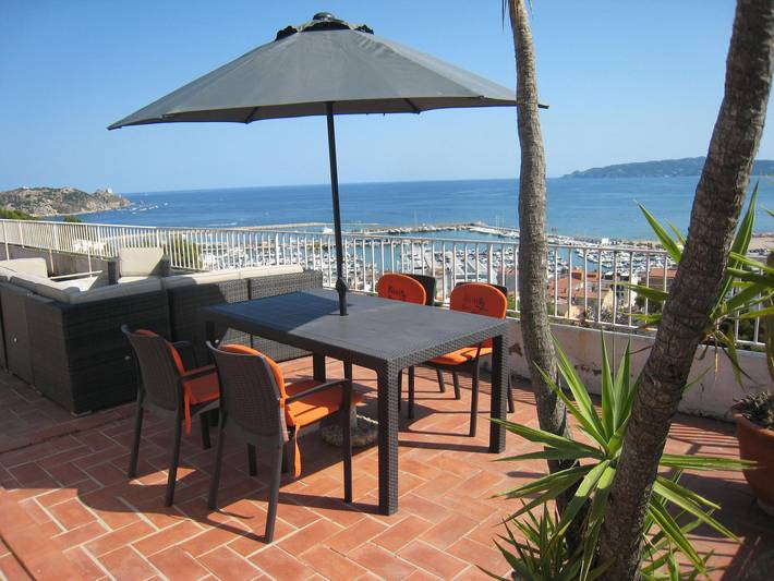 Apartamento para 4 personas, con Vistas al mar además de Balcón y Terraza en Rocamaura
