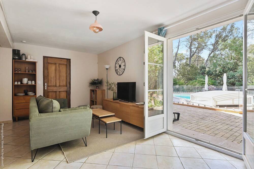 Apartamento entero, Large apartment with terrace and pool view in La Bouilladisse, Marsella region