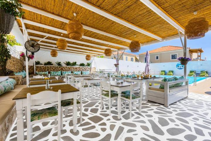 Appart’hôtel pour 2 personnes, avec terrasse ainsi que jardin et piscine