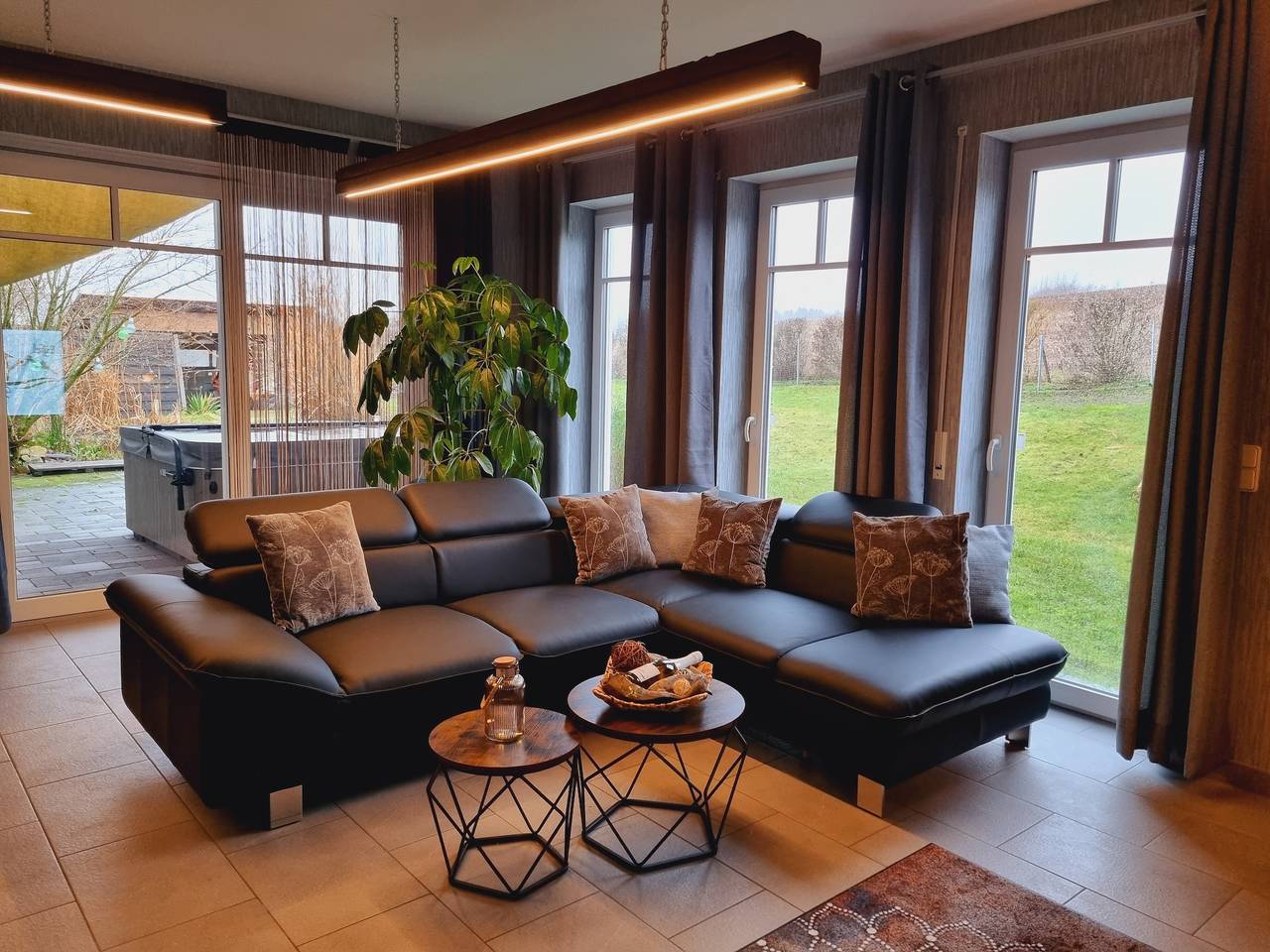 Apartamento entero, Eifel Dream Casa29 con jacuzzi exterior privado y sauna in Burbach, Bitburg-Prüm