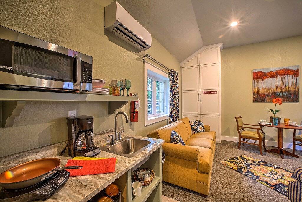 Downtown Branson Cottage mit Zugang zum Pool + Feuerstelle! in Taney County