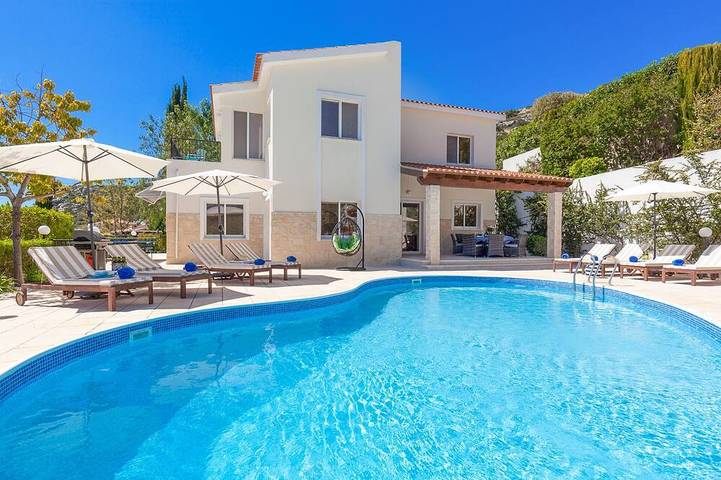 Holiday rental for 12 people, with garden and hot tub in Peyia