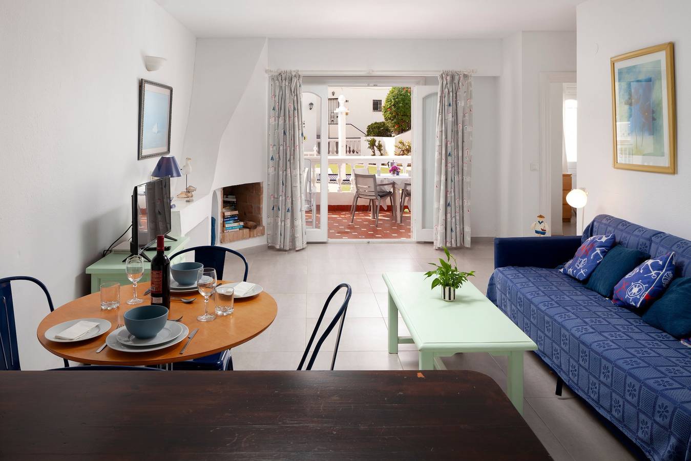 Entire apartment, Bright and Spacious Apartment near Beach with Shared Pool, A/C & Wi-Fi in Playa de Burriana, Nerja