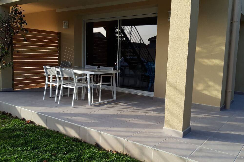 Casa luminosa con terraza, jardín y parking. in Lédenon, Region de Nimes