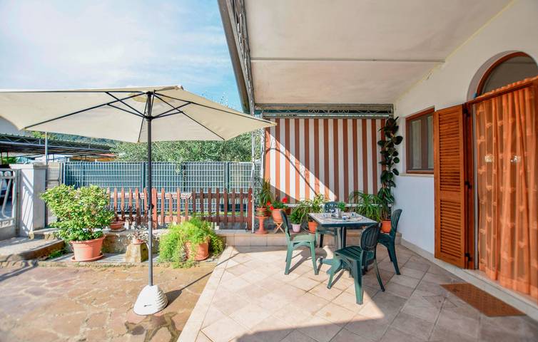 Ganze Ferienwohnung, Gemütliches Apartment mit Flussblick & Parkplatz, Wifi in Massarosa, Italienische Riviera
