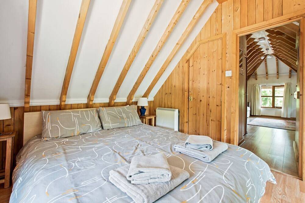 Charming thatched countryside hideaway with beams and garden access in Fordingbridge, Hampshire
