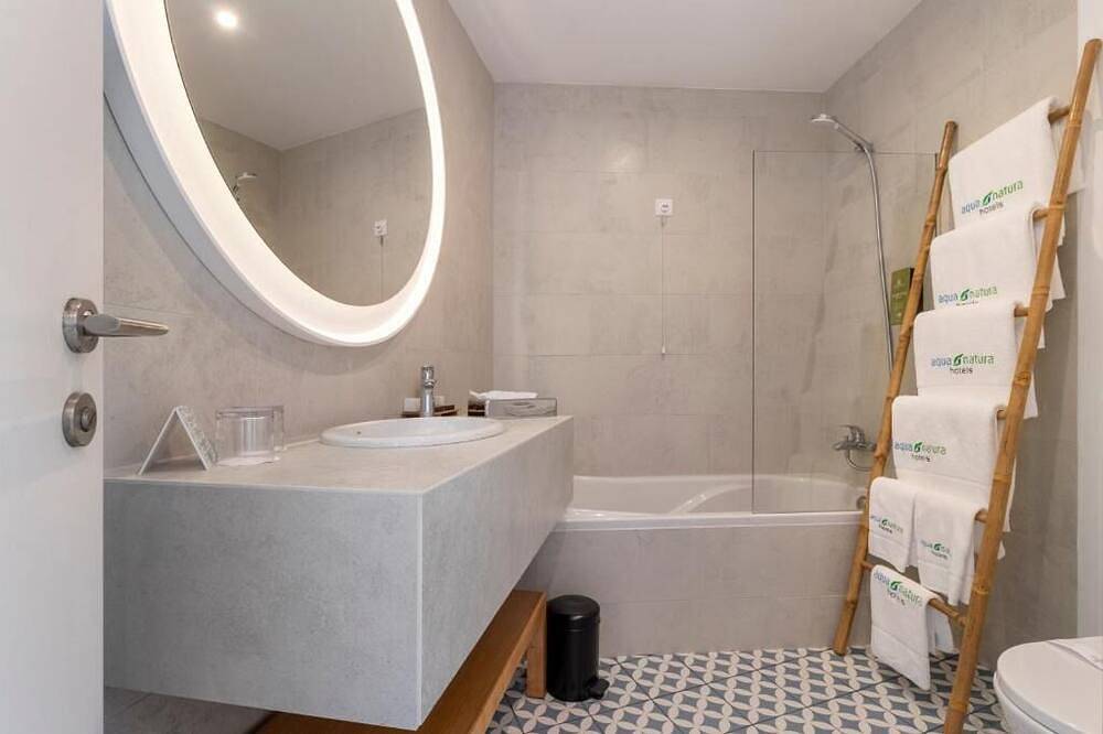 Inviting Oceanfront Room w/ Balcony – Gateway to Adventure & Relaxation in Porto Moniz, Madeira