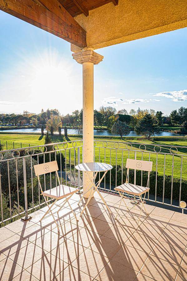 Appartement de vacances pour 4 personnes, avec terrasse et vue sur le lac ainsi que piscine et vue, animaux acceptés