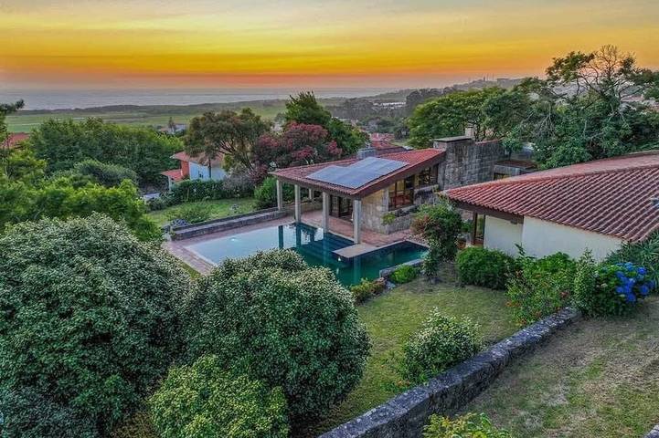 Ferienhaus für 14 Personen, mit Whirlpool und Balkon sowie Garten, mit Haustier