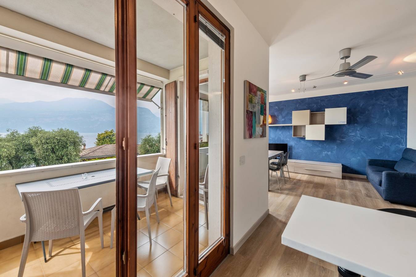 Apartamento entero, Apartamento 'Casa Tuly ' con vistas al lago, terraza privada y Wi-Fi in Brenzone, Montañas Garda