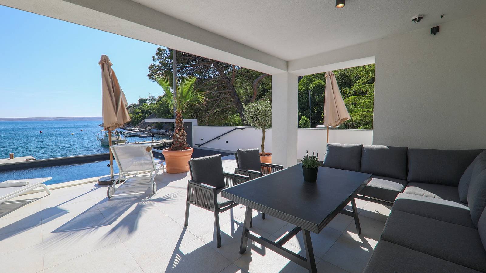 Villa Palazzo Maestral beachfront by Villas Guide in Baric Draga, Naturpark Velebit