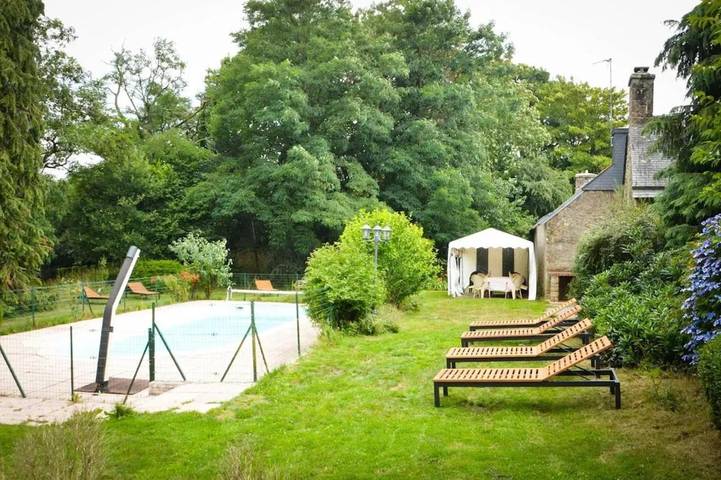 Location de vacances pour 18 personnes, avec terrasse ainsi que jardin et piscine à Langoëlan - 3