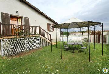 Gîte pour 6 personnes, avec piscine ainsi que jardin et terrasse à Anneyron
